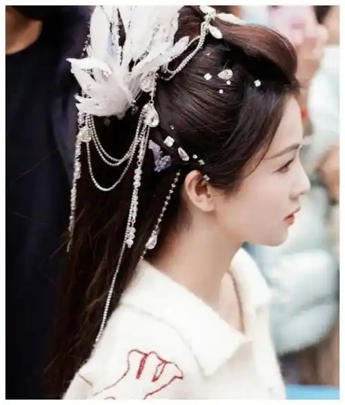 白鹿身着粉衣仙气十足,古装发型搭配完美,引发网友热议.