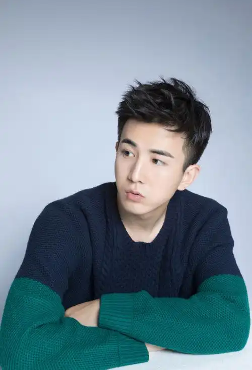 李川清爽帅气时尚写真高清图片,明星,高清,帅气,暖男,时尚,演员,帅哥