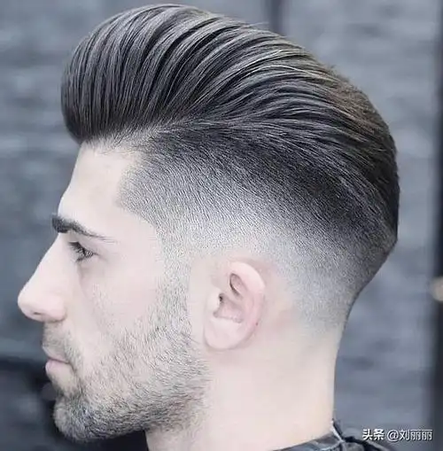 会随着你年龄的增长而改变,即使你年过半百,头发灰白,剪款庞巴度发型