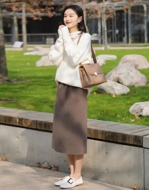 女人踏入了40岁的中年阶段之后,穿衣打扮就要考虑到优雅,端庄,得体的