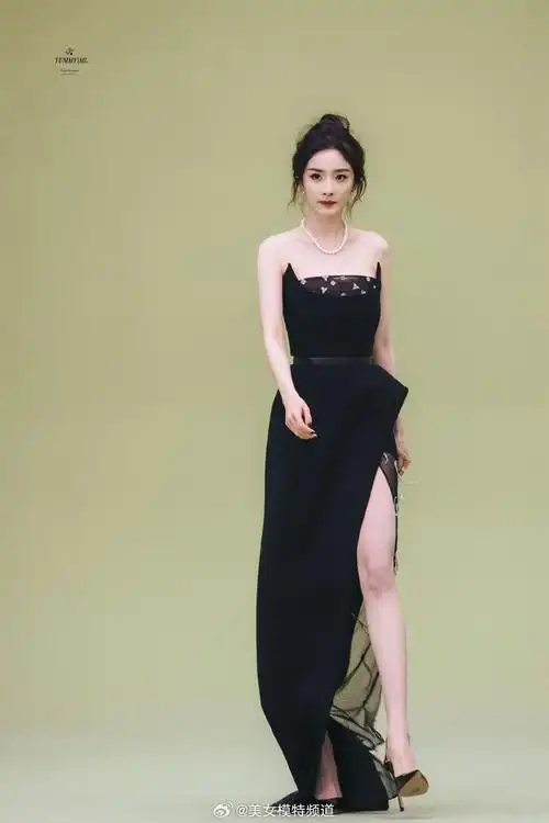 杨幂黑色抹胸长裙出席活动不规则设计秀美腿吸睛