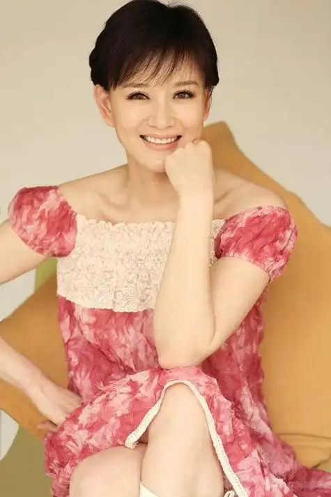 能够说是背景十分的强大,如今曾经做起了富太,开端了相夫教子的生活