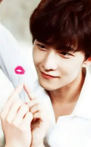 【高清壁纸】杨洋 这卧蚕简直美哭