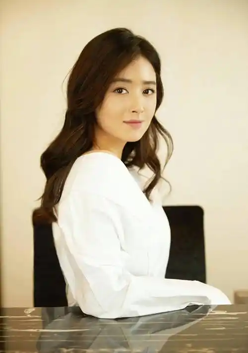 女星蒋欣时尚写真:秀外慧中,钟灵毓秀