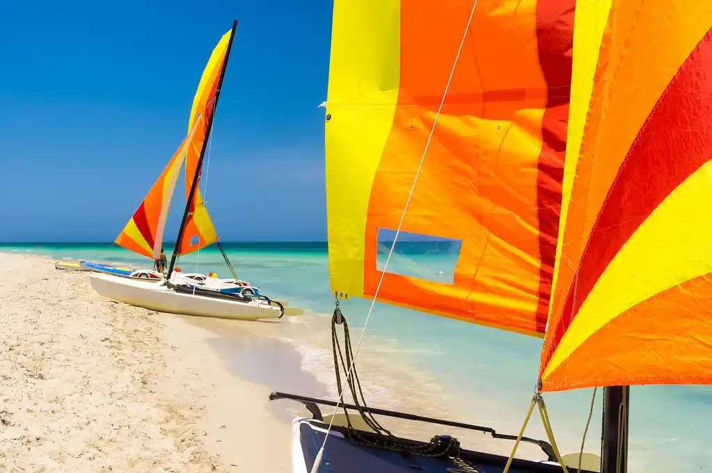 多彩的帆船在古巴,集团帆船和其他航海设备上海滩在古巴的痛