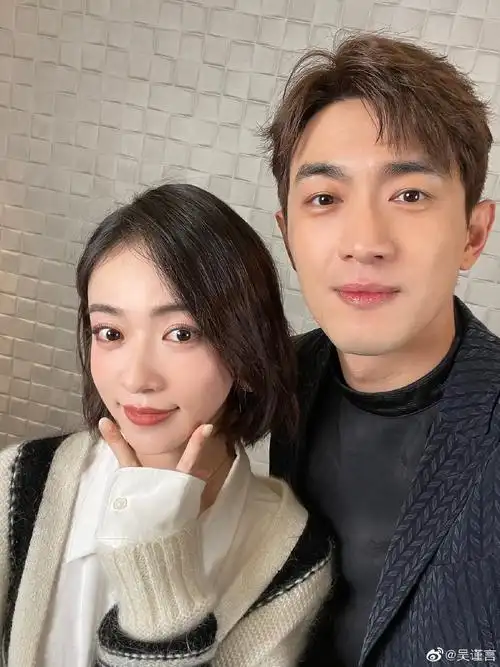 林更新和吴谨言合照一动不动,宛如人形立牌,网友:说好的舔狗呢