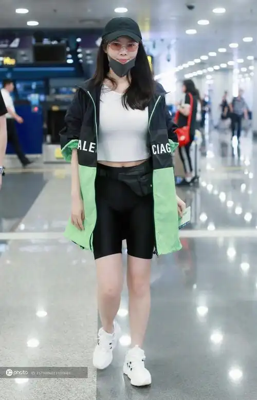 徐冬冬紧身背心勾勒傲人双峰紧身短裤凸显健美大腿