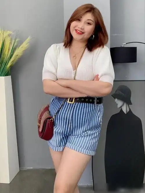 不要再苛求身材的完美,这位150斤的大码女生照样穿出了时尚感|条纹衫