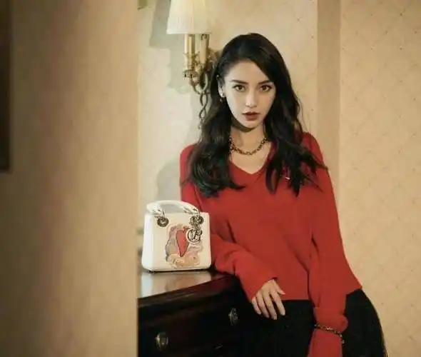 时髦,红色的针织衫高贵极了,像这样比较鲜艳的颜色特别适合成熟的女性