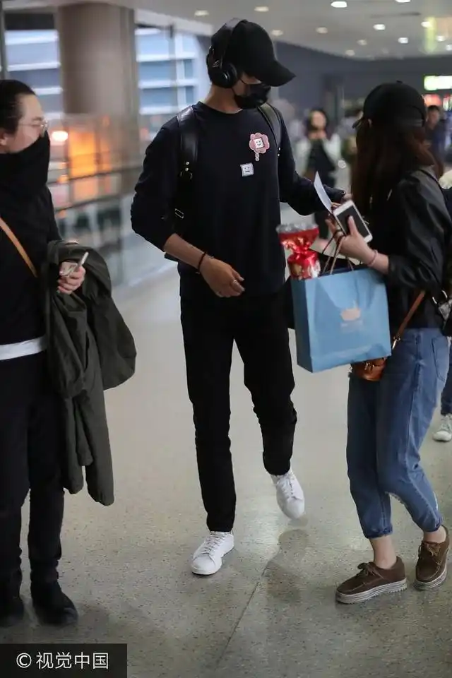 "靖哥哥"杨旭文全黑look机场秀长腿获迷妹赠礼物人气十足