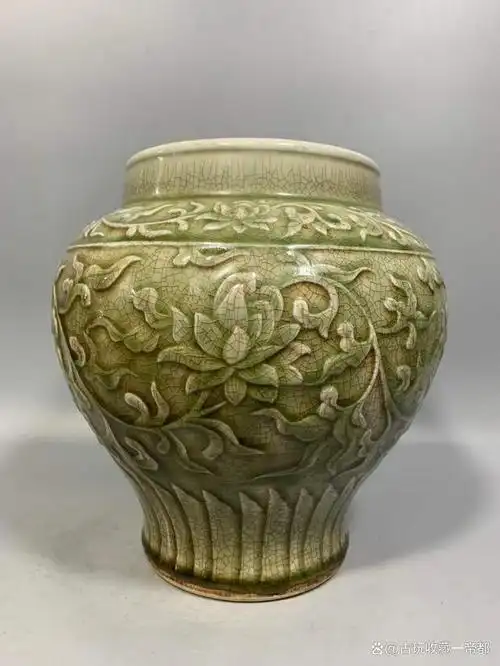 越窑青瓷开片暗花牡丹萱花纹罐旧藏