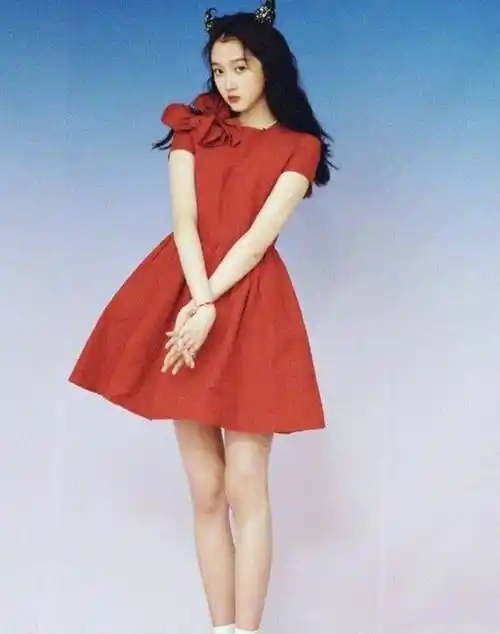 原创关晓彤太会穿了红色吊带裙肤白胜雪高开叉露大长腿太迷人