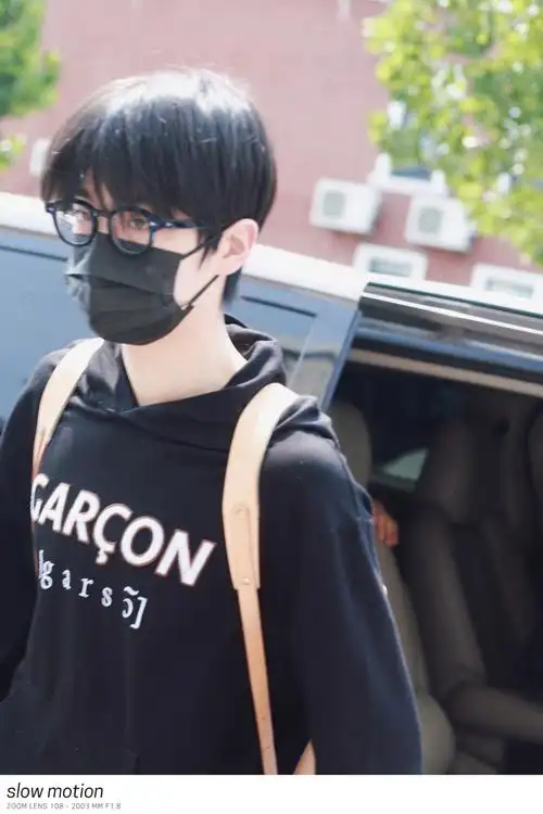 张嘉元今日上班饭拍 黑发顺毛黑框眼镜真的好乖喔