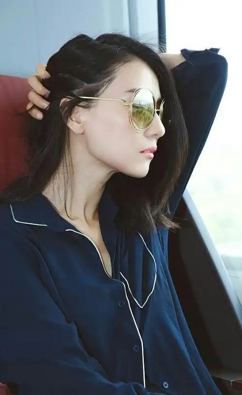 尤其是高圆圆侧脸的时候,看得更加明显了我发现她其实是有一点方脸的