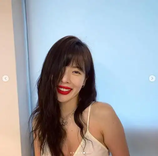 泫雅穿白色紧身吊带秀深v