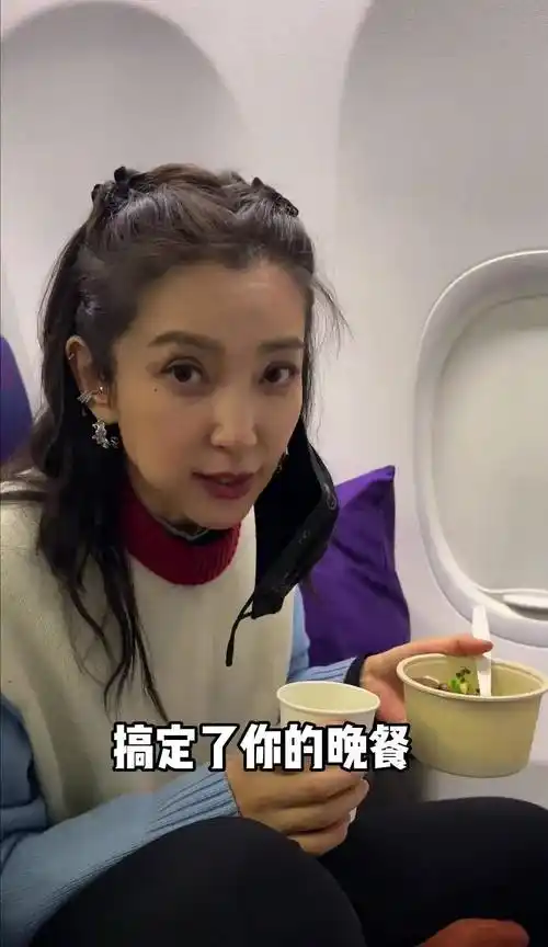 49岁李冰冰近照变化大,瘦太狠撞脸李勤勤,狂吃菜叶连盐都不沾_妹妹