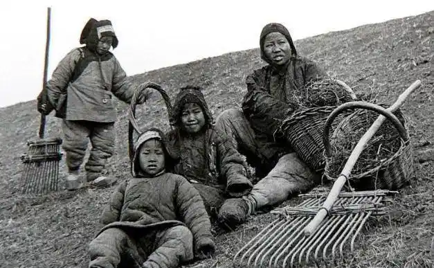 还有出席不同场合要穿的不同款式的衣服,而在晚清的旧社会能看到,穷人