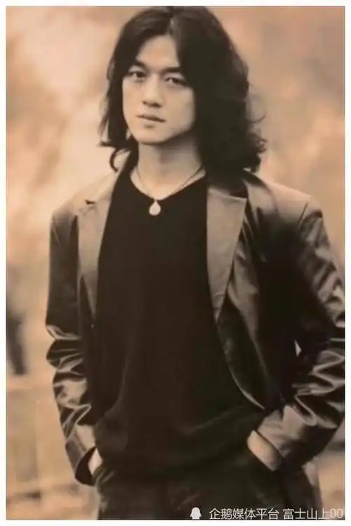 李亚鹏再当爸后首晒童年照留长发耍帅被指撞脸女儿李嫣