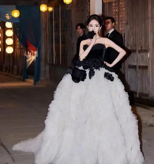 继后援会解散之后,唐嫣居然身穿廉价感十足的影楼婚纱,以及不够精致的