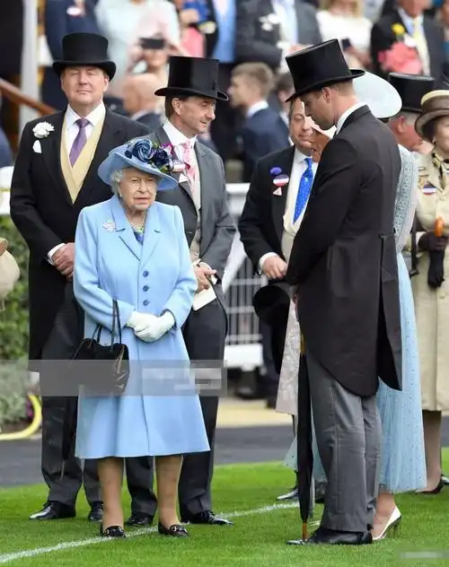 93岁英女王见到威廉,表情严肃教训孙子,凯特只能默默心疼老公