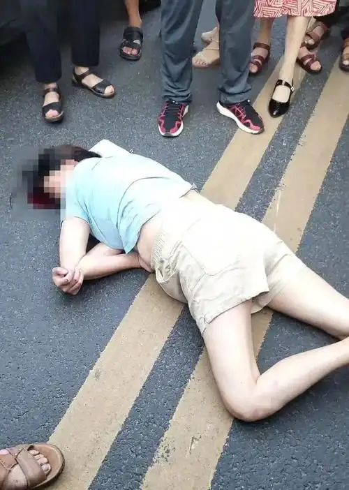 突发南部滨江路发生交通事故骑车女子倒地不起