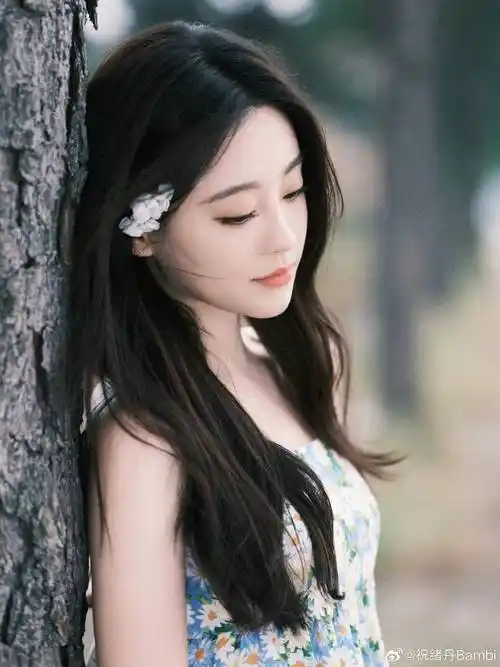祝绪丹晒夏日清新唯美写真 穿碎花吊带裙漫步林间 娇俏灵动 元气满满