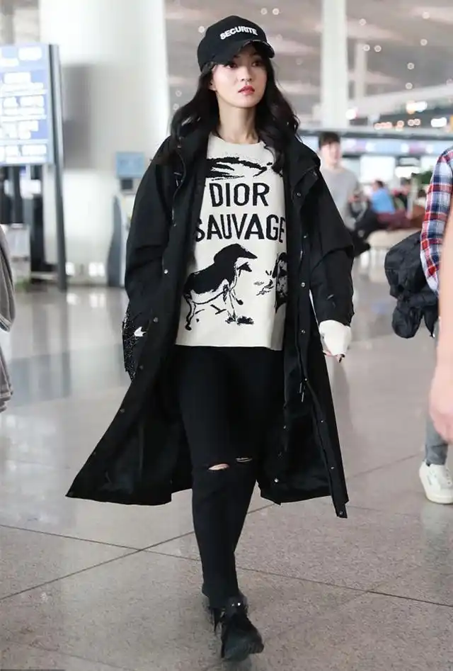 36岁张韶涵现身机场,一身搭配青春无敌,网友:说她18岁我也信!