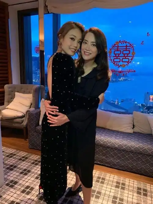 容祖儿出道22周年,经纪人霍汶希晒二人亲昵合影,尽显姐妹情深