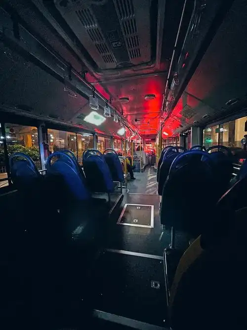 晚上回家的公交车厢,乘客很少!