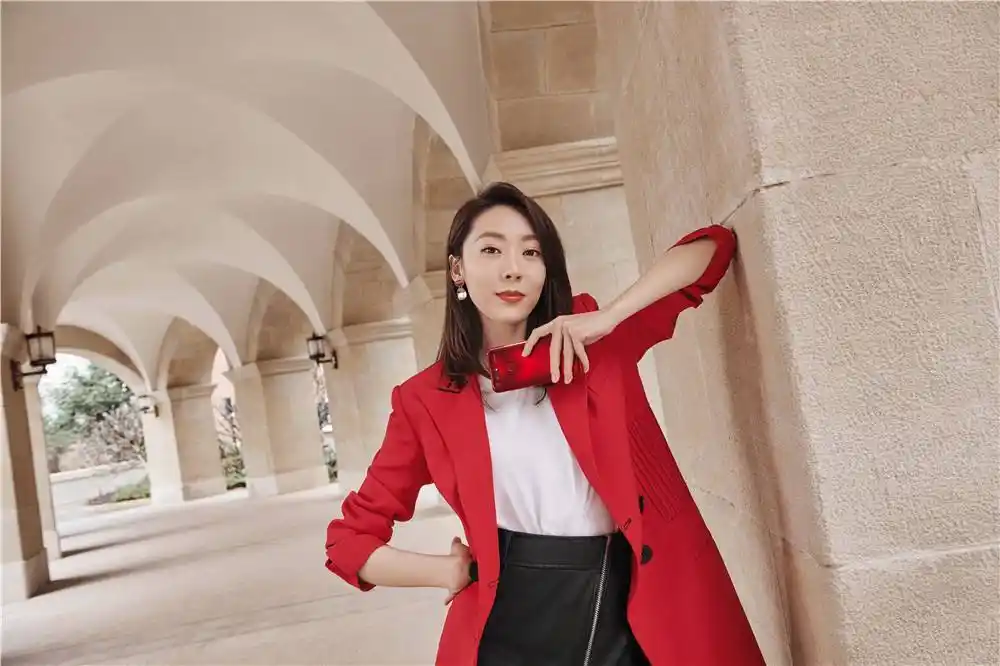 泼辣的表演背后,又展现出温柔贤惠害羞的一面,让台下观众感受到表演的