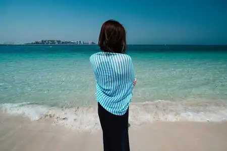 少女背影迪拜女人在海上漫步的背影照片