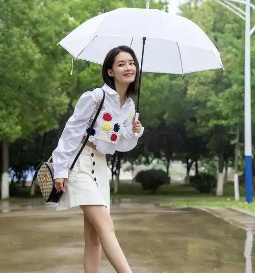 「马赛克图片」牛仔短裤搭配七花衬衫,女神李沁尽显制服风范!