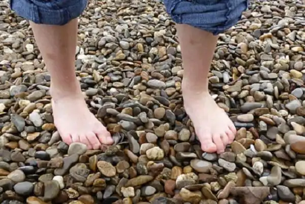 梦见自己光脚走路什么意思梦见自己光脚走路预示什么