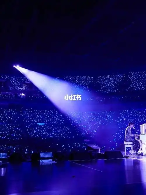 女孩画着精致的妆带着蓝海去赴男孩的约