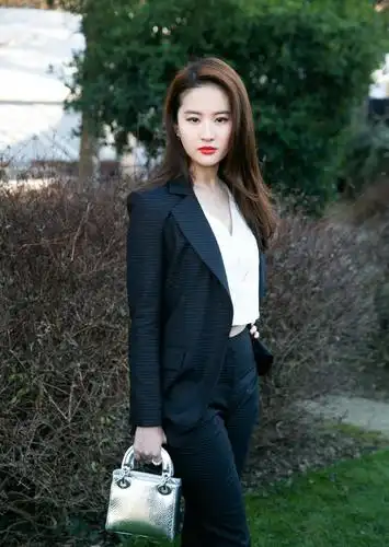 刘亦菲这套造型好奇葩,裙子里面套裤子?俗气穿搭挡不住逆天美貌