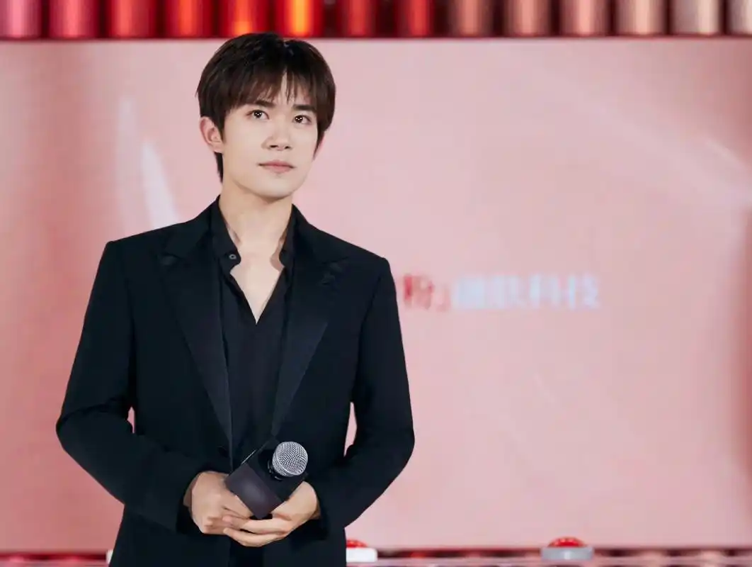 阿玛尼全球代言人 #易烊千玺 不 - 抖音