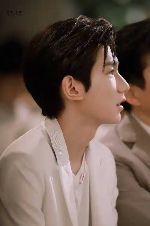 帅发财了 王源侧脸太好看了哥哥下颌线鲨我@tfboys-王源#王源素颜侧脸