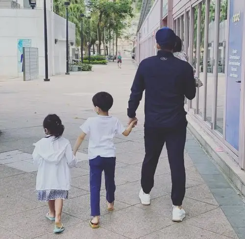 霍启刚带霍中曦和霍中妍逛书店,兄妹俩手牵手画面有爱