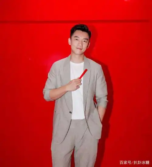 郑恺终于晒帅照了,一身灰色西装尽显总裁范,配小白鞋攻气十足