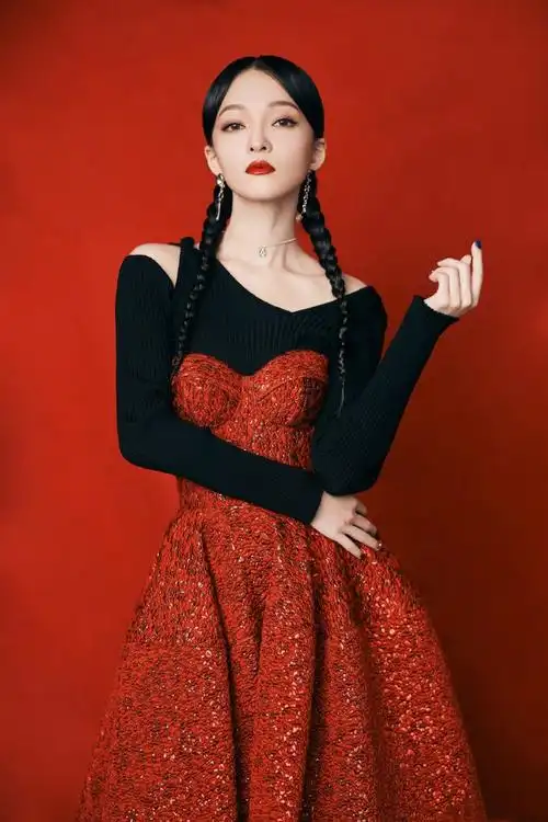 张韶涵璀璨红裙造型贺新春纤细小蛮腰惹眼双麻花辫可爱又精致