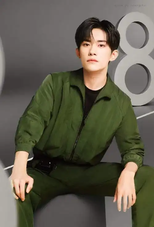240814 易烊千玺绿色造型亮相,清新帅气引领潮流