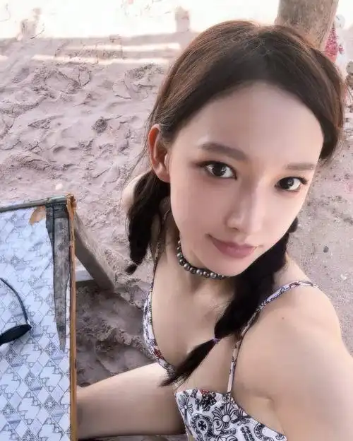 程潇在印尼放飞自我,泳衣自拍第二弹,"奶潇"称号当之无愧!