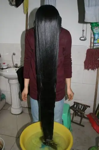 美女洗超长秀发 - [中国长发网]