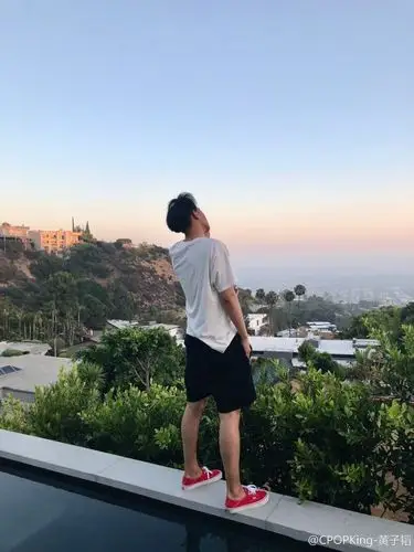 黄子韬晒背影照.黄子韬晒潮鞋.黄子韬重游校园.黄子韬帅气照片.