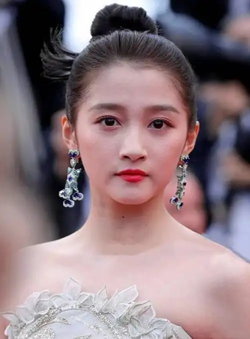 原创关掉美颜后,关晓彤的生图是什么样?近照曝光