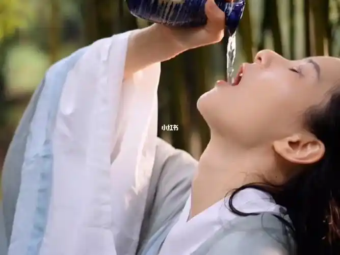 这应该就是女侠喝酒的样子了吧