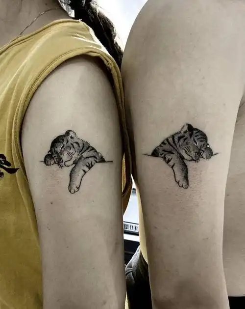 情侣一对小脑斧纹身图片_手臂纹身图案