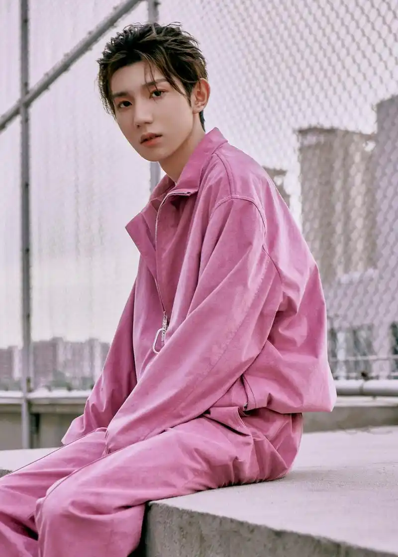 组图王源着粉色运动装天台拍大片扎小辫青春又帅气