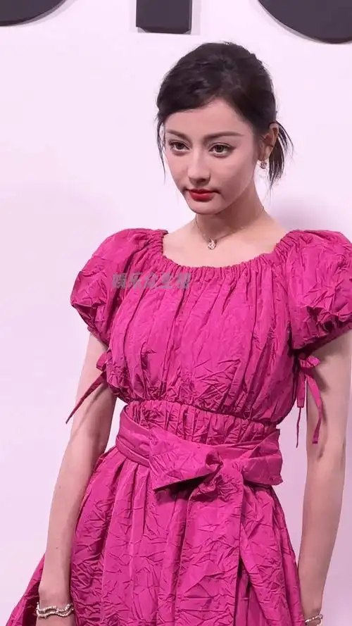 迪丽热巴 玫红色长裙盘发造型这状态如何