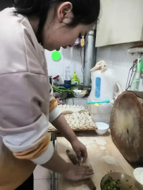 我给父母包饺子